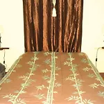 Le P'tit Monde Hotel 2*